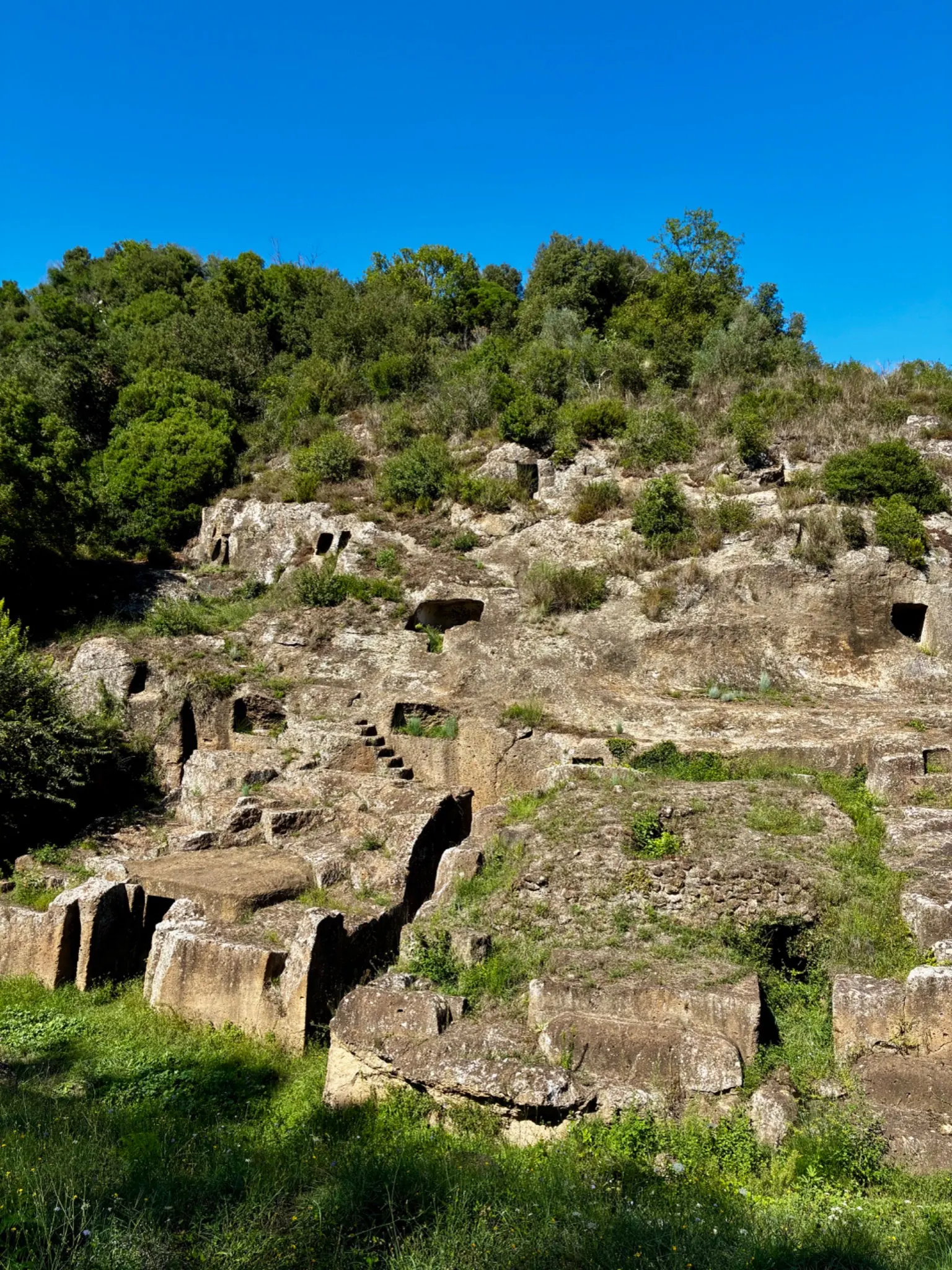 Necropoli scavate nel tufo lungo il Cammino Rupestre