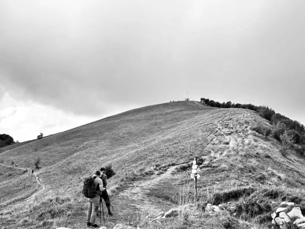 Il cammino sul crinale in bianco e nero
