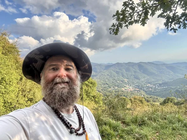 Ritratto con il panorama alle spalle