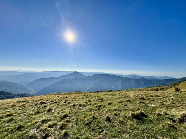 Sole sui prati e sulle montagne