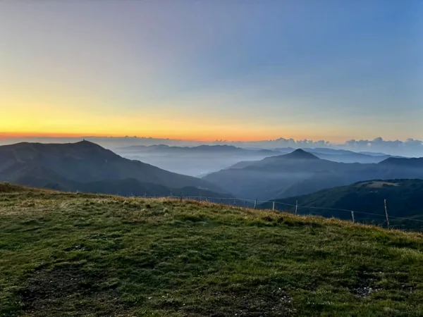 Orizzonte di monti al tramonto