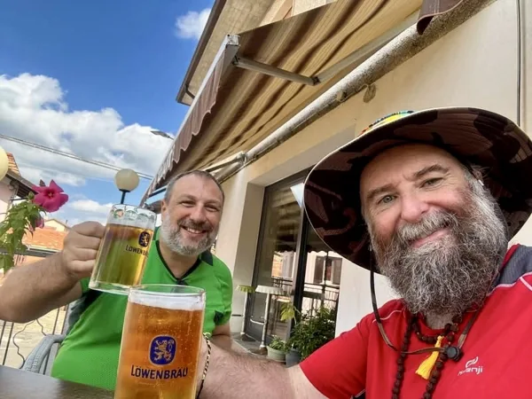 Una birra e un sorriso durante la sosta