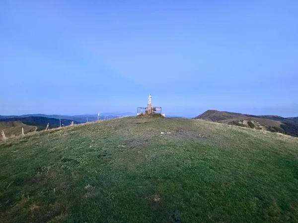 Un monumento sulla cima erbosa