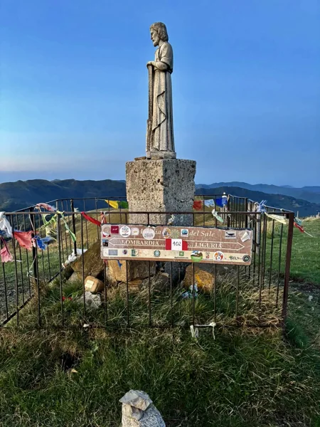 Monumento e segnaletica sulla cima
