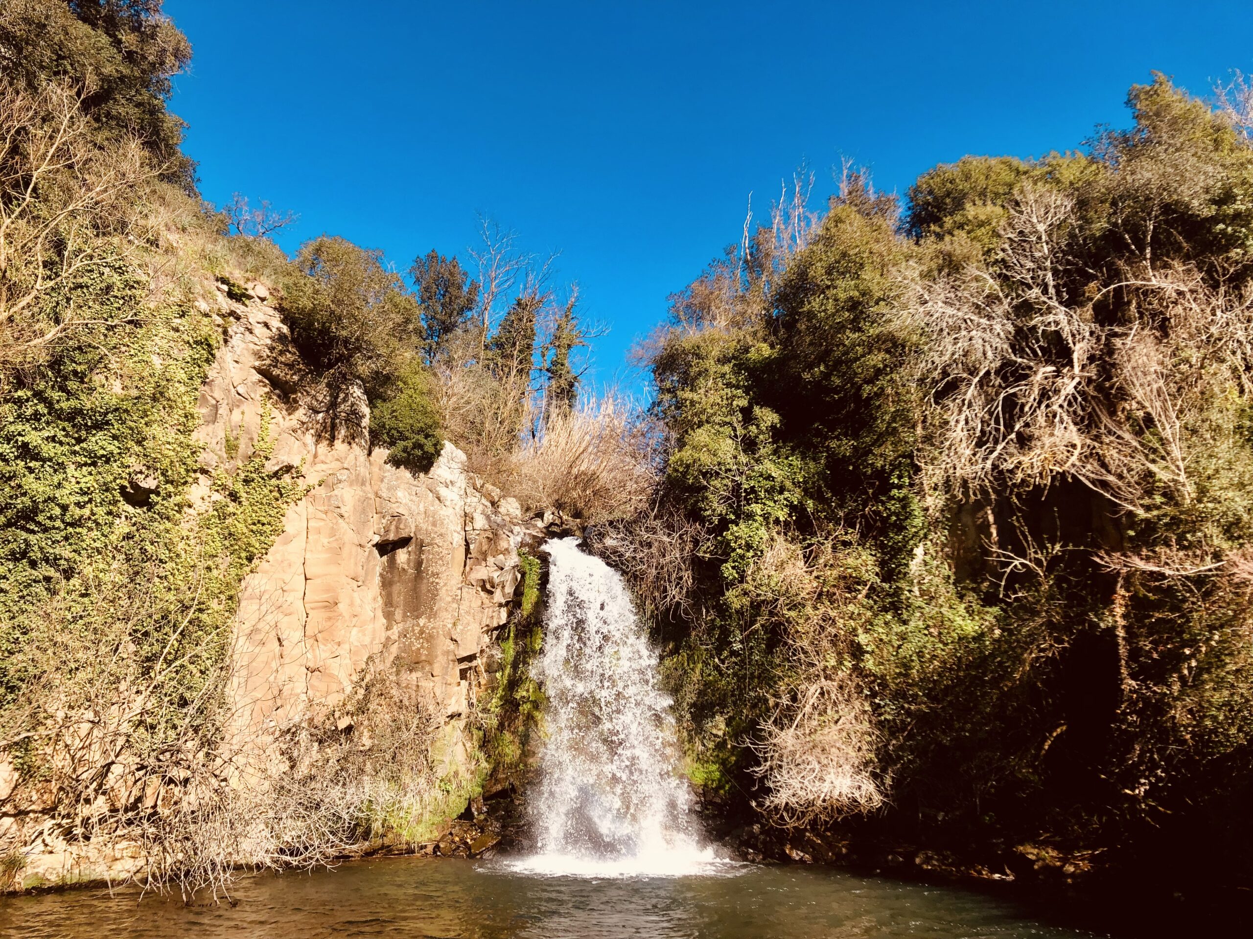 Acqua e cascata lungo il percorso Gemme di Tufo